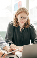 Medpredmetno povezovanje: povezava oglaševalskih akcij in družbenih medijev